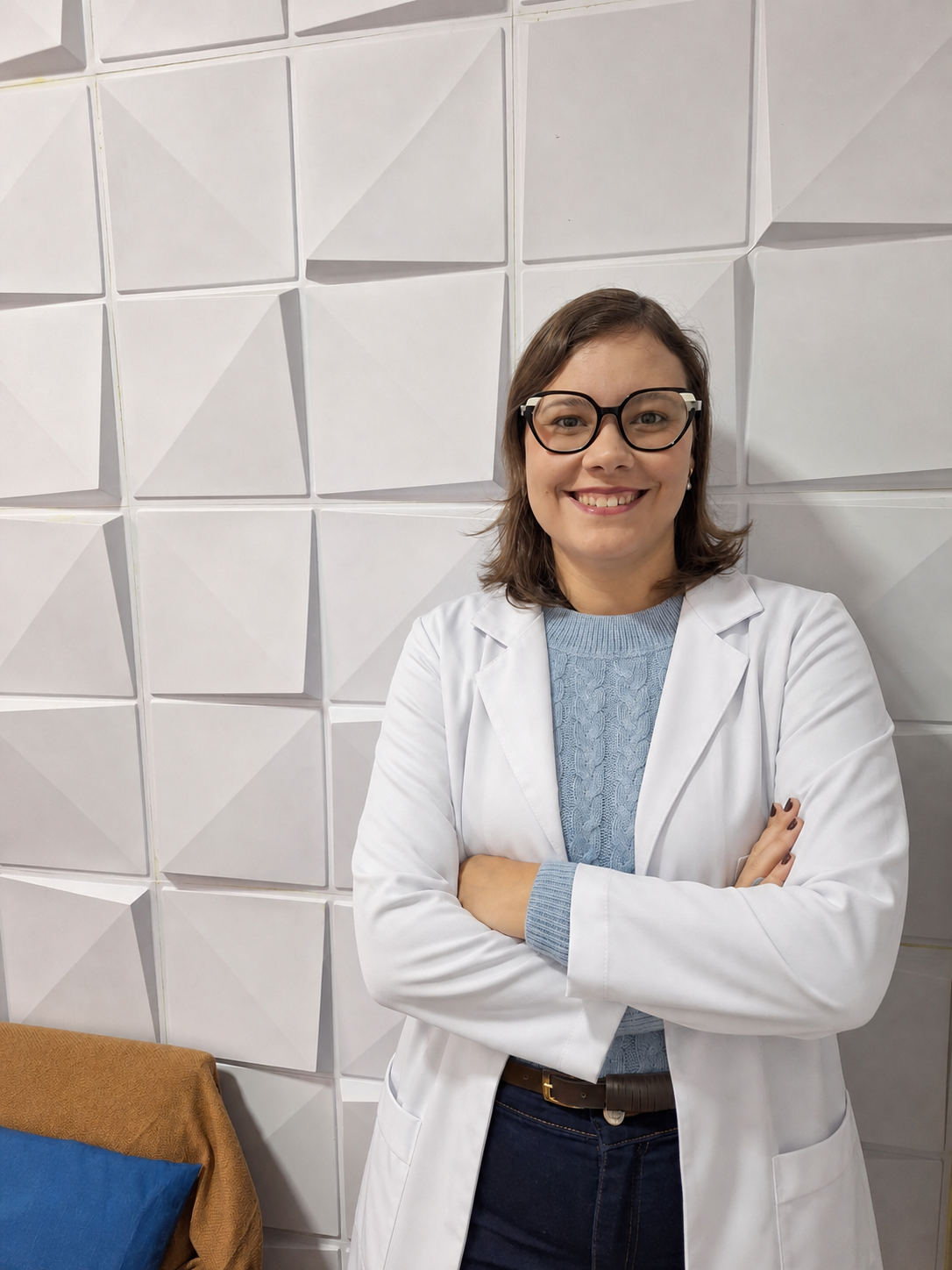 Dra Ana Carolina Oliveira sorrindo em retrato profissional com jaleco